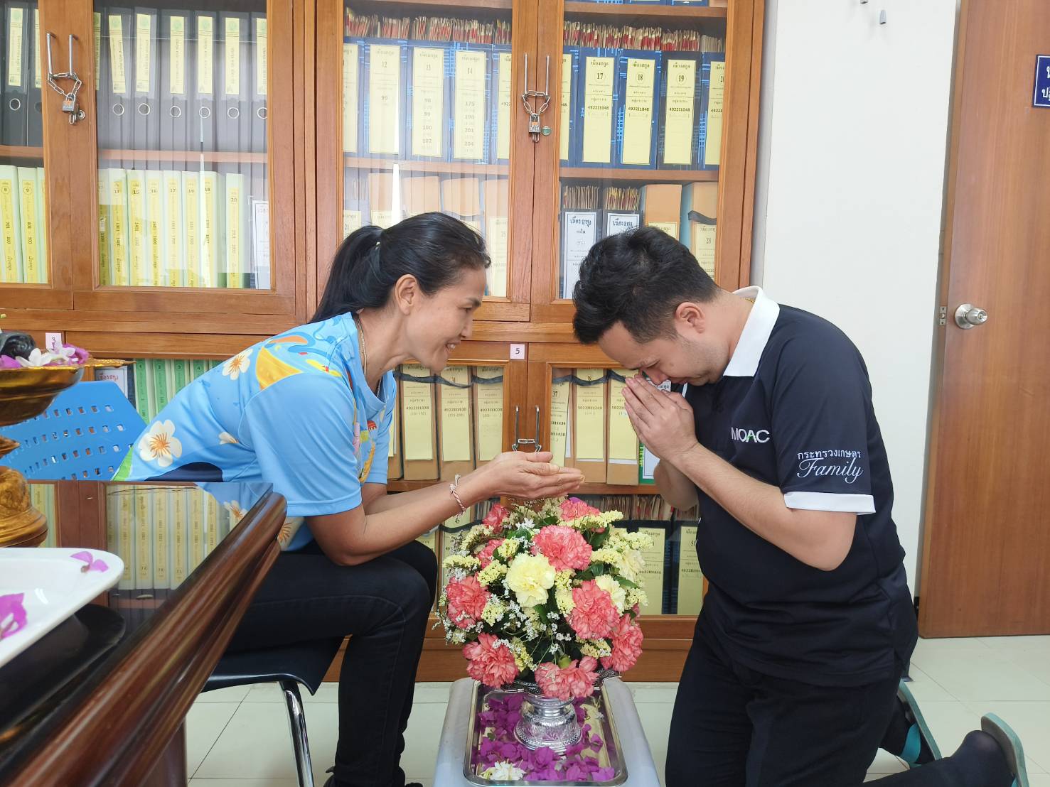 title - ส.ป.ก.สตูล ร่วมสรงน้ำพระพุทธรูป และรดน้ำขอพรผู้บริหาร ส.ป.ก. ผ่านออนไลน์ เนื่องในประเพณีวันสงกรานต์ ประจำปี 2569 บรรยากาศเต็มไปด้วยความชื่นมื่นชุ่มฉ่ำ